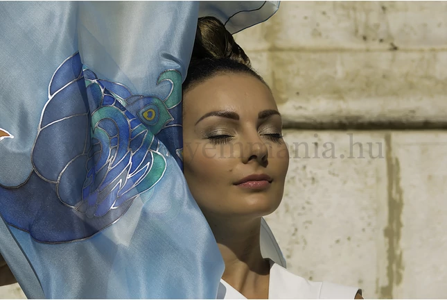 Judith selyemkendő (90x90 cm)